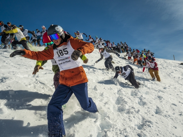 Peak to Peak competitors running from the startline