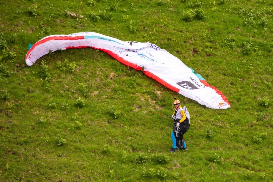 Chrigel Maurer (SUI1) was first in the air but faced challenging conditions.
